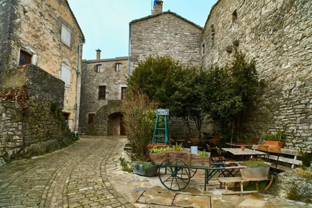 T 2 Dans Village Vacances 3 *** A Saint Geniez 2 Piscines Chauffee Pierrefiche  Exteriör bild